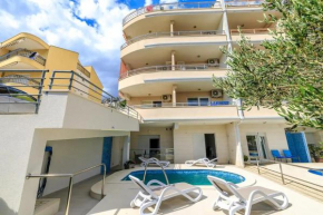 Family friendly apartments with a swimming pool Brela, Makarska - 19998